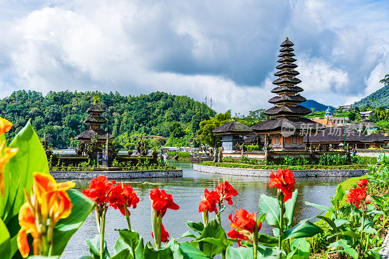 Pura Beji Ulun Danu在巴厘岛的水寺庙工作